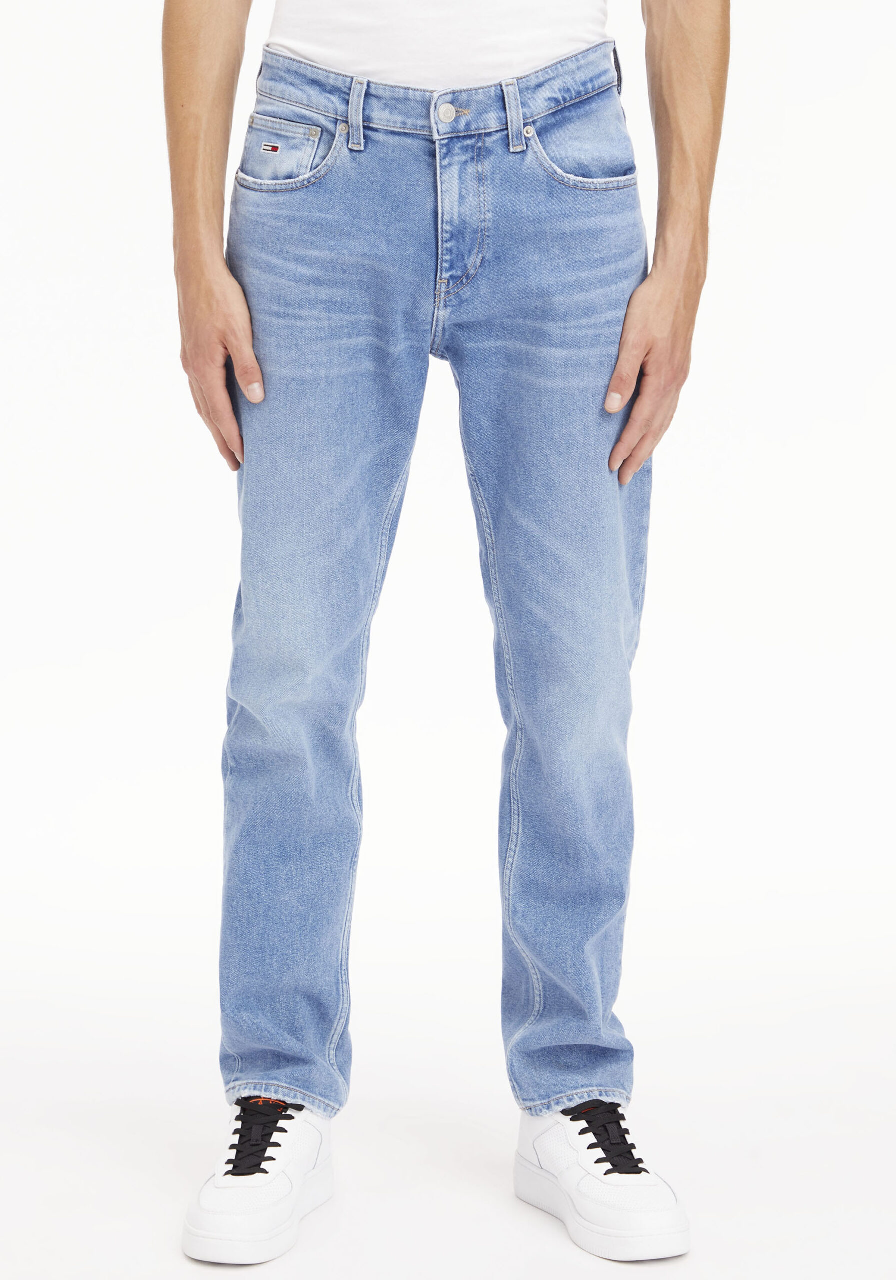 Tommy Jeans Jeansshorts “HOT PANT SHORT BG0036”, mit Destroyed- und Abriebeffekten
